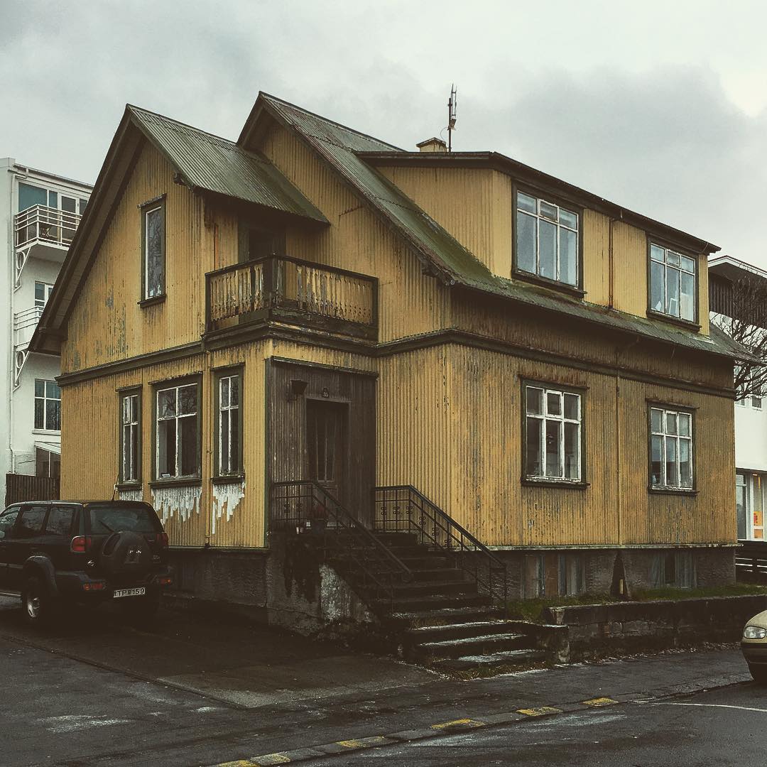 Delightfully #dilapidated. #reykjavik #reykjavík #þingholtsstræti #thingholtsstraeti #city #building #house #worn #street